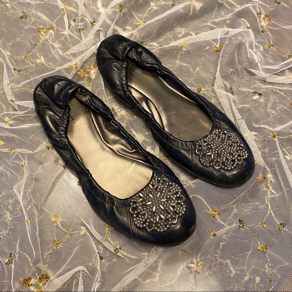 Valerie size 8 TAHARI ballet flats